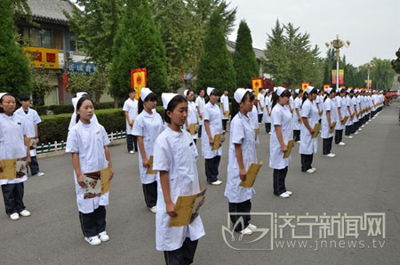 曲阜中医药学校学生参加2015年公祭孔子大典