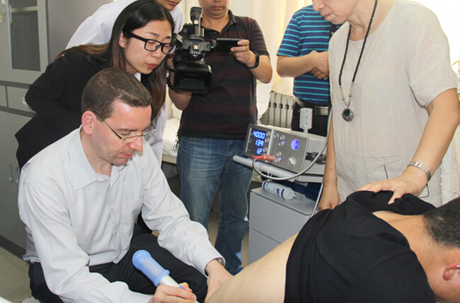 国际物理与康复医学学会主席在陕西蒲城县中医医院举行了一次康复义诊活动