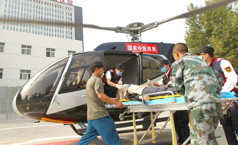 国家中医应急医疗队河南队演习在7.5级地震中空运救治伤员