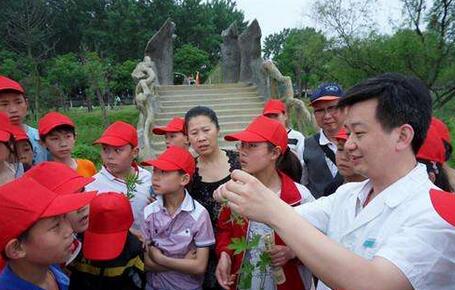 中医药文化进校园大受欢迎