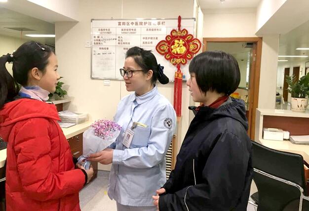 浙江省杭州市中学生向富阳区中医院住院部向坚守岗位的医务人员拜年
