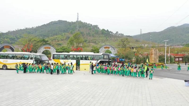 上午10:00，学生陆续到达